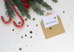 Klassische Weihnachtskarte im Umschlag als Grußkarte gestalten, Zweige und Zuckerstangen im Hintergrund