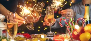 Silvester Party, Frohes Fest, Rutsch ins Neujahr, glückliche Menschen mit Champagner, bunter Tisch, Feuerwerk
