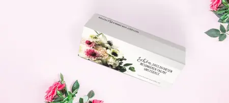 Auf hellem Untergrund zwei Tischkarten selbst gemacht zur Hochzeit