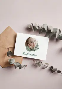 Konfirmationskarte mit Foto eines Mädchens mit Kreuz und Efeu, brauner Briefumschlag