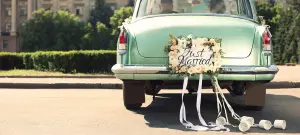 Türkises Hochzeitsauto von hinten mit Just Married Schild