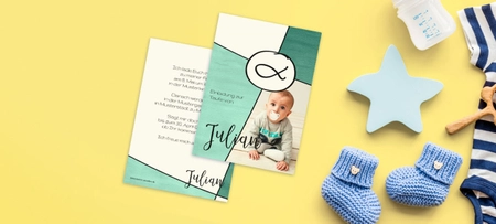 Einladungskarte Dankeskarte mit kriechendem Baby mit Schnuller, Dekoration mit gestrickten Söckchen, Sternen und einem gestreiften Body