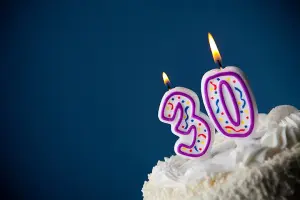 Geburtstag Torte mit Kerze als Zahl 30, schon angezündet, Lustiges Motiv für Einladungen Geburtstag, Einladungskarten und Geburtstagseinladungen Vorlage