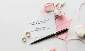 Glückwunschkarte mit geschriebenem Spruch, Füller liegt auf der Karte und zwei Ringe in Gold daneben.