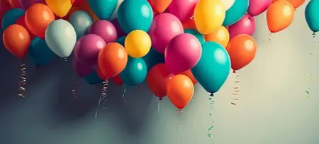 Bunte elegante Ballons mit Band, als Vorlage für Einladungskarten