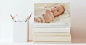Ein kleiner Tischkalender mit einem Foto, das ein niedliches Baby zeigt