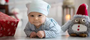 Baby neben Geschenk zu sehen, großer Moment, Baby hat sich selbst aufgestützt