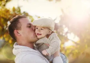 Ein Papa küsst sein kleines Kind voller Liebe