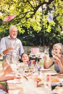 Tischkarten Konfirmation Kommunion Taufe, Feier draußen, Gläser werden gehoben um sich zuzuprosten