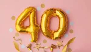 Motiv von Einladungskarten als Postkarten oder Klappkarten zum 40. Geburtstag mit Geschenkbox, Konfetti und Zahl 40