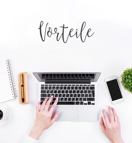 Laptop von oben auf weißem Hintergrund zu sehen mit Schriftzug "Vorteile"