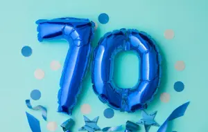 Blaues Konfetti aus Geschenk Box mit Luftballons, Witzige Idee für Einladungskarten Geburtstag