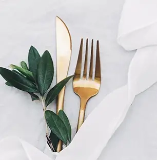 Goldenes Besteck in Serviette als Tischdekoration zum Geburtstag Kommunion Konfirmation oder zur Hochzeit