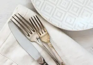 Schlichte minimalistische Tischdeko in sanften Grautönen
