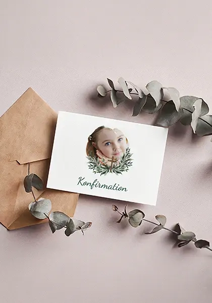Konfirmationskarte mit Foto eines Mädchens mit Kreuz und Efeu, brauner Briefumschlag