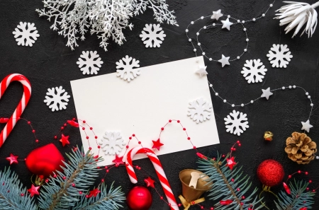 Weihnachtsgrüße geschäftlich auf weißer Karte, Foto ist dekoriert mit Schneeflocken und Süßigkeiten und Tannenzweigen