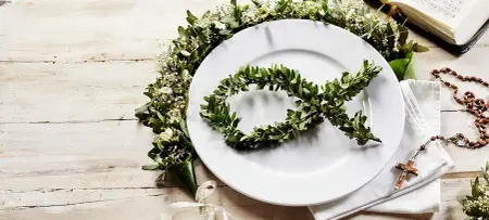 Tischkarten Kommunion Konfirmation Taufe, vintage Holztisch gedeckt, Deko mit geblümtem Blätterkranz