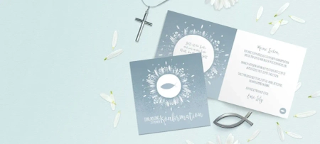 Einladungskarte zur Konfirmation mit Motiv Fisch, Blüten und Kreuz im Hintergrund