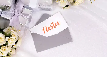 Weißer Hintergrund mit vintage Gegenständen wie schwarzer Brille und vintage Photoapparat