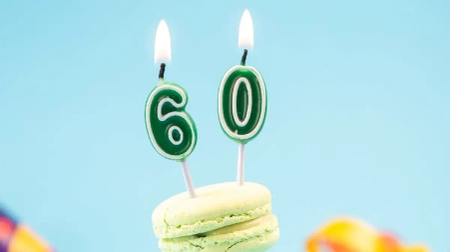 Originell - Macarons in verschiedenen Grüntönen mit Kerzen zum 60. Jubiläum gestalten