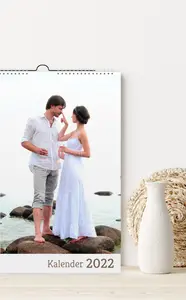 Wandkalender zeigt ein Hochzeitspaar