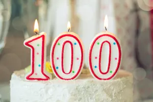 Sahnetorte mit der brennenden 100, Geburtstagseinladungen sind hoffentlich bereits verschickt