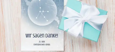 Geschenk mit weißer Schleife und türkisfarbenem Papier verpackt