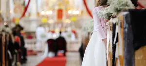 Brautpaar in Kirche bei Trauung zur Hochzeit. Farben warm und Gold