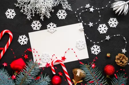 Weihnachtsgrüße geschäftlich auf weißer Karte, Foto ist dekoriert mit Schneeflocken und Süßigkeiten und Tannenzweigen