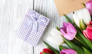 Geschenk, Einladungskarten und Umschläge auf einem Tisch