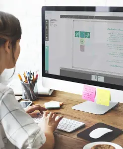 Eine Kommunionskarte wird im Editor selbst gestaltet, auf die Karte wird ein Kreuz aus bunten Symbolen gedruckt