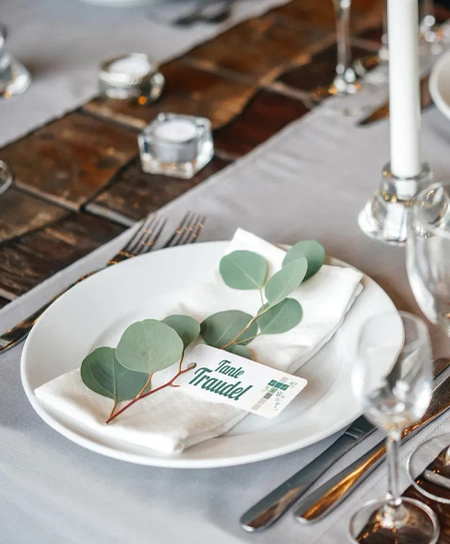 Tischkarte Konfirmation Kommunion Taufe, Namenskarte in weiß, beschriften in grüner Schrift, Blätterzweig, Tafel in weiß