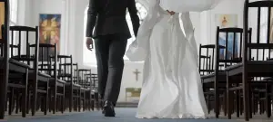 Brautpaar bei Trauung in Kirche. Kirchenhefte, Menükarten, Dankeskarten und Einladungskarten als Vorlage im gleichen Stil.