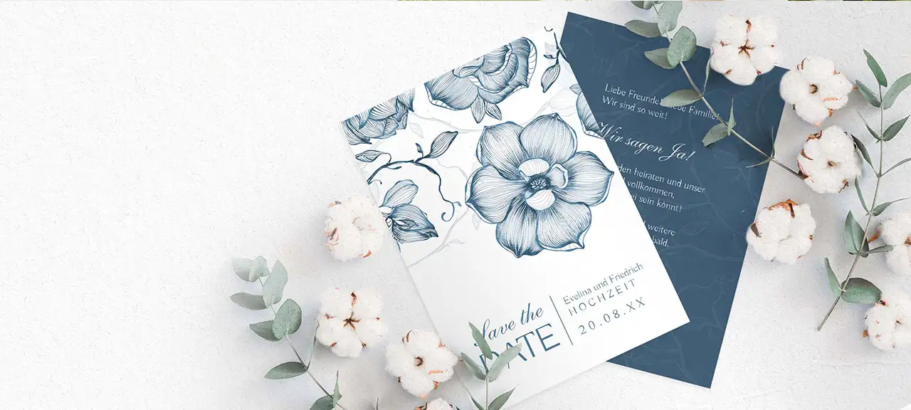 Personalisierte Klappkarte für die Hochzeitsfeier in Blau mit gezeichneten Blumen