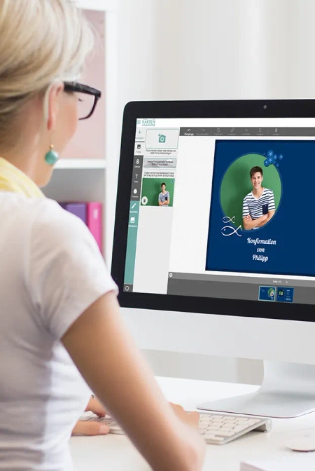 Eine Frau gestaltet Einladungs- oder Speisekarten am Computer
