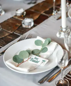 Eine Tischkarte für die Kommunion oder Konfirmation, "Tante Traudel" in grüner Schrift auf weißem Grund