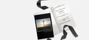 Trauerkarte mit klassischem Kreuz mit schwarzer Schrift