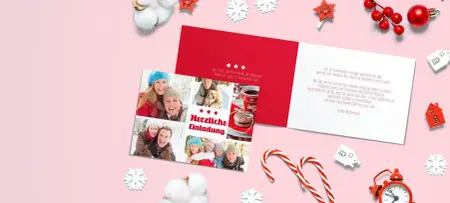 Einladung Weihnachten mit Fotos der Familie, moderner Stil der Karte mit Schriftzug und Schneeflocken