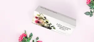 Auf hellem Untergrund zwei Tischkarten selbst gemacht zur Hochzeit