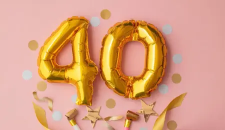 Motiv von Einladungskarten als Postkarten oder Klappkarten zum 40. Geburtstag mit Geschenkbox, Konfetti und Zahl 40