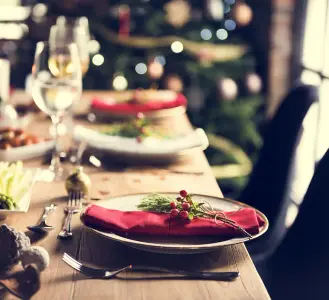 Tischkarten für Weihnachtsfeier auf weiß gold gedecktem Tisch zu Weihnachten