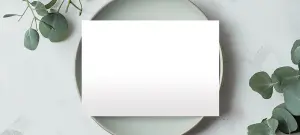 Blanko Hochzeitseinladung, wie eine Menükarte, auf einem Teller präsentiert
