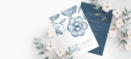Change-the-Date Hochzeitseinladungen in Blau und Weiß mit filigran gezeichneten Blüten