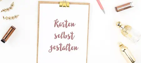 Schreibtisch mit Schild Karten selbst gestalten für Platzkarten, Menükarten und Einladungskarten