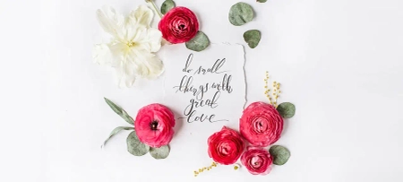 Hochzeitskarten mit Spruch Do small things with great love umrahmt von roten Rosen und weissen Blueten