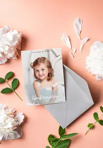 Einladung zur Konfirmation mit Bild eines kleinen Mädchens mit blauen Augen