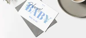 "Hurra" Baby ist da!" als Text auf Klappkarte, in blauen Farben gestaltet