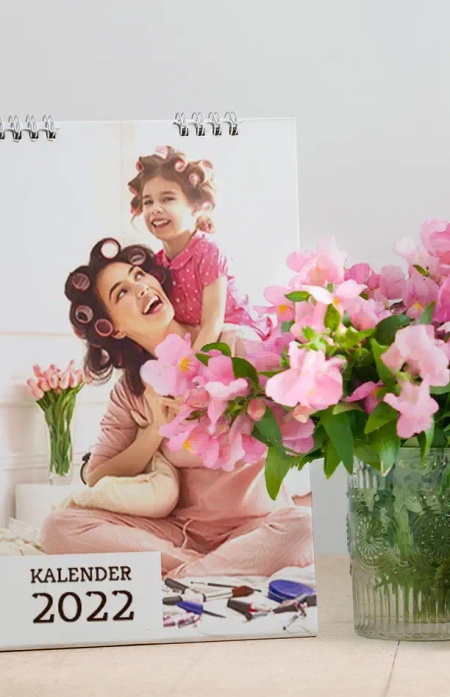 Ein großer Wandkalender mit einem Foto von Mutter und Tochter