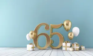 Goldene 65 steht vor Wand in mint, goldene und weiße Geschenke und runde Ballons