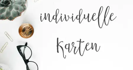 Individuelle Karten als Schriftzug auf weißem Hintergrund abgebildet, Dekoration im Vintage Stil wie schwarze Brille und goldene Schüssel